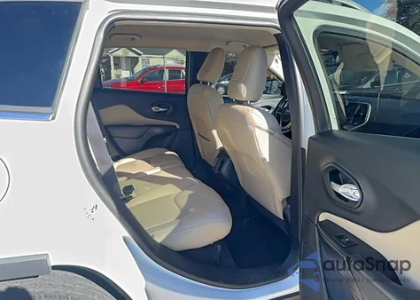 2016 Jeep Cherokee Latitude z USA, uszkodzony, nr VIN 1C4PJMCB8GW241540